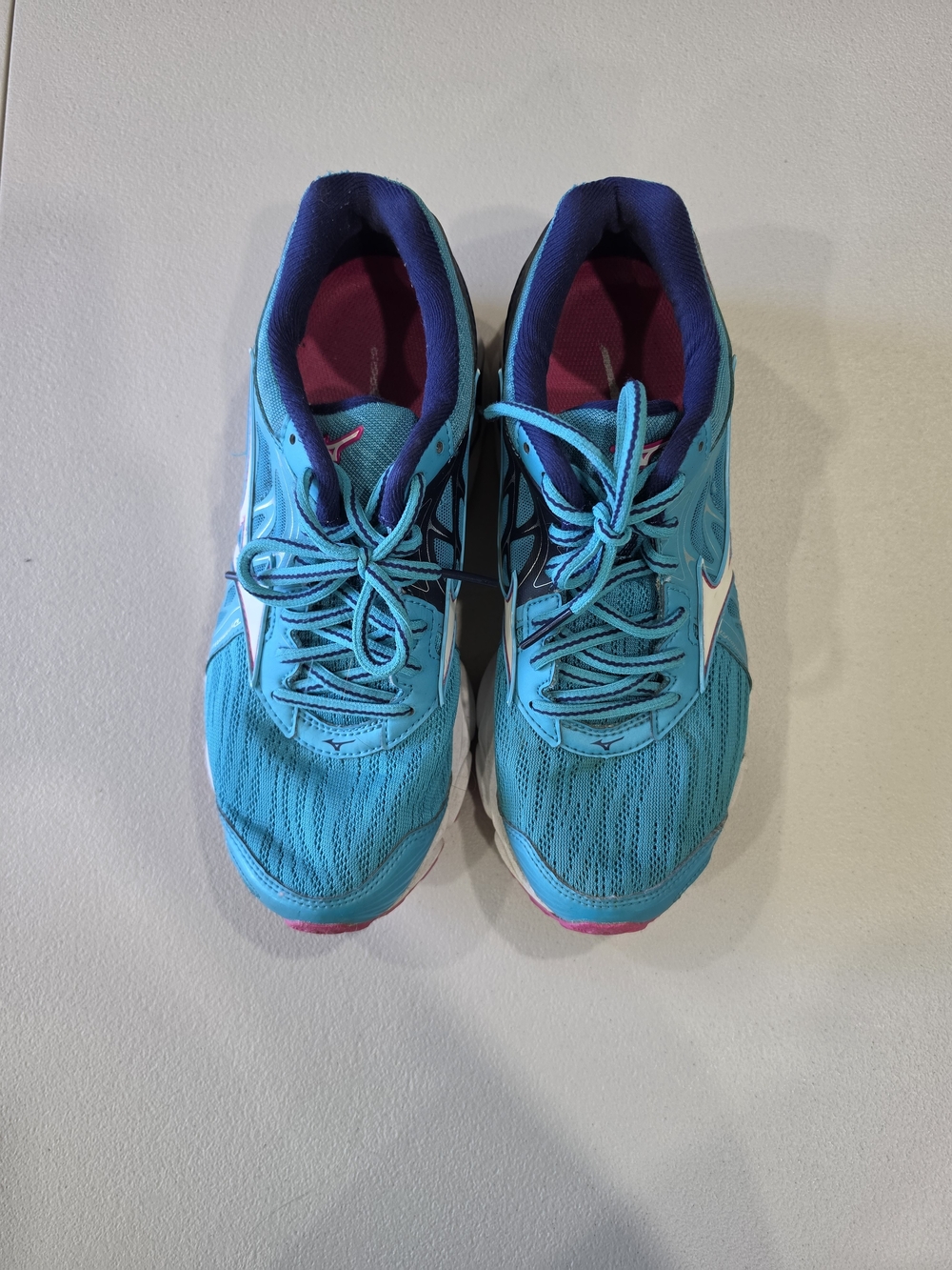 Mizuno Women's Turquoise Athletic Running Shoes with Pink Accents